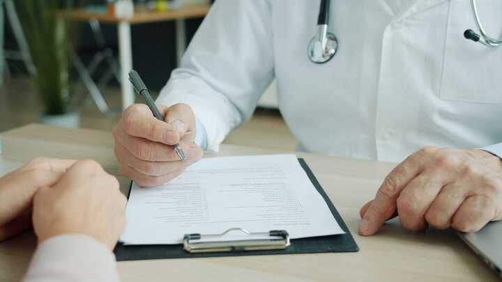 Đơn thuốc viết tay được chuyển tới dược sĩ để kiểm tra