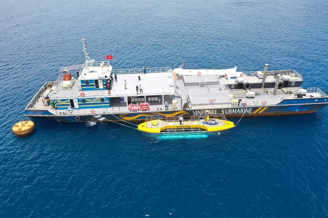 Vinpearl Submarine đưa hành khách khám phá thế giới dưới nước