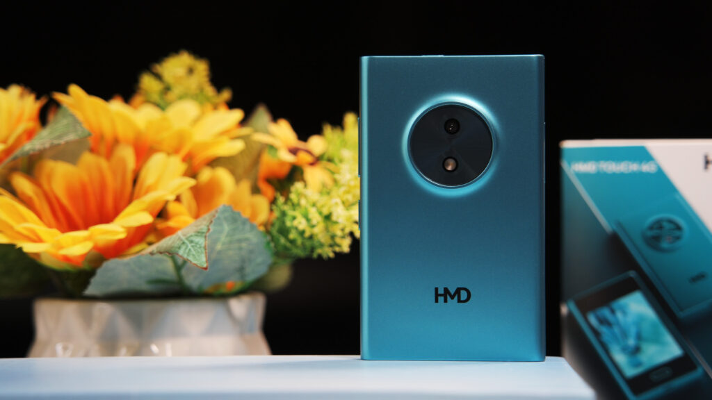 Cụm camera 2 MP và đèn flash LED ở mặt lưng điện thoại