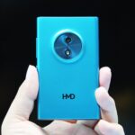 HMD Touch AI nhìn từ mặt trước với màn hình nhỏ và thân máy bo tròn