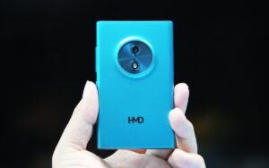HMD Touch AI nhìn từ mặt trước với màn hình nhỏ và thân máy bo tròn