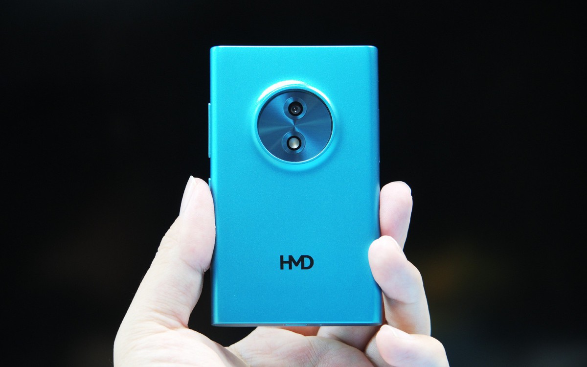 HMD Touch AI nhìn từ mặt trước với màn hình nhỏ và thân máy bo tròn