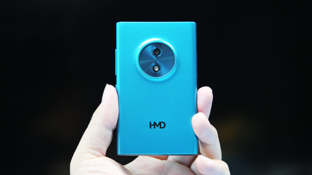 HMD Touch AI nhìn từ mặt sau với cụm camera hình tròn
