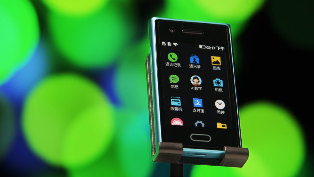 Phím vật lý trên cạnh HMD Touch AI dùng để gọi trợ lý hoặc SOS