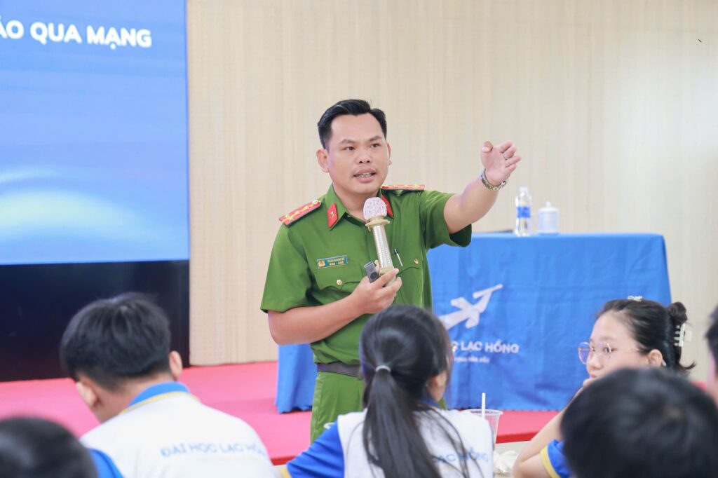 Đại úy Phan Hoàng Sử, cán bộ Công an phường Trấn Biên
