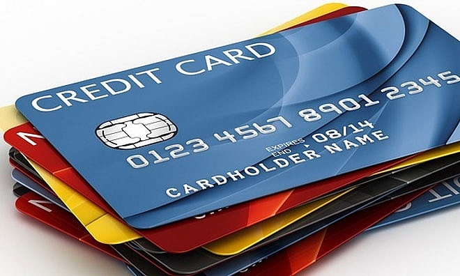 Cận cảnh logo Visa trên một chiếc thẻ thanh toán