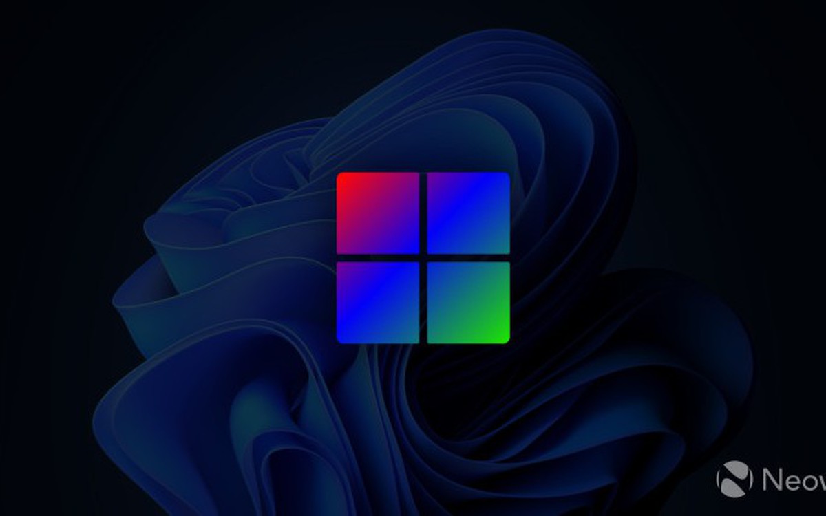 Máy tính chơi game với bàn phím và các linh kiện phát sáng RGB