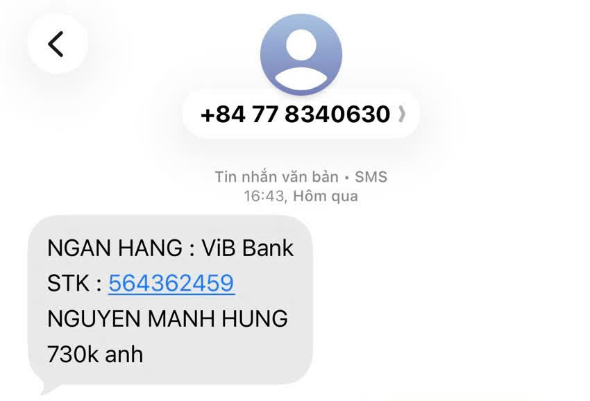 Người mua kiểm tra thông tin và hành trình đơn hàng trên điện thoại