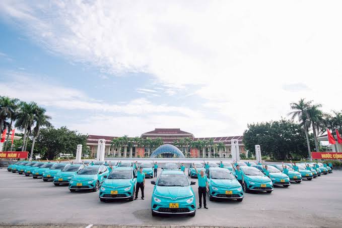 Mẫu ô tô điện VinFast vận hành trên đường phố