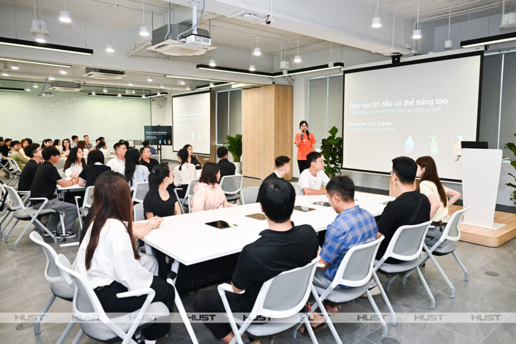 Đại diện Apple và Đại học Bách khoa Hà Nội tại lễ ra mắt trung tâm