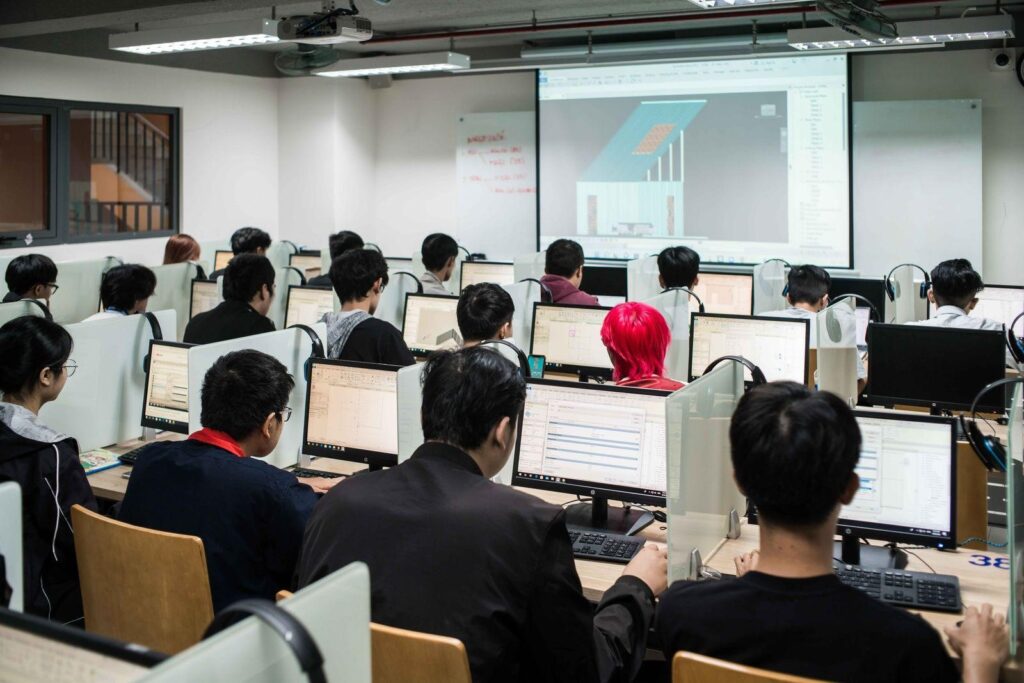 Sinh viên trao đổi trong môi trường học tập đa văn hóa