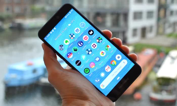 Các mẫu điện thoại Android giá rẻ được đặt cạnh nhau