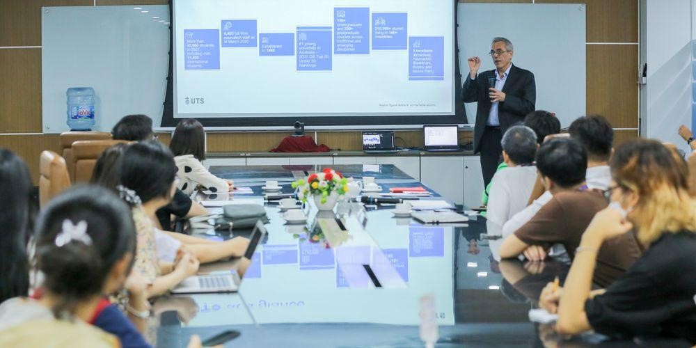 Buổi lễ ký kết giữa trường đại học và đối tác quốc tế