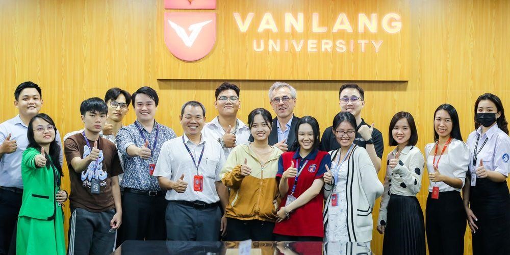 Phụ huynh tham khảo thông tin về lộ trình đào tạo liên kết