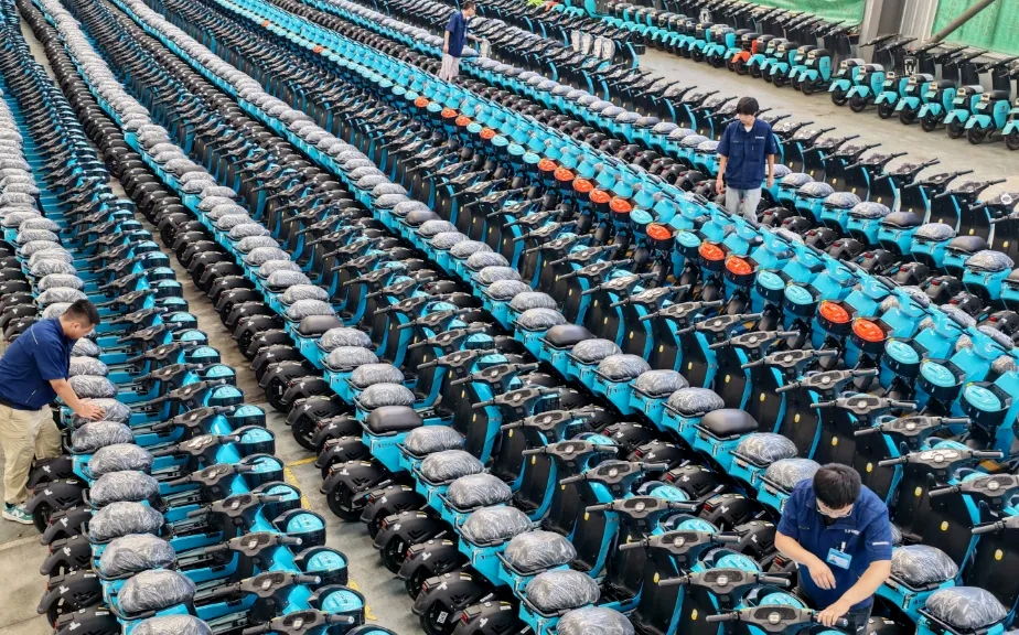 Xe hai bánh chạy hydro di chuyển trên đường phố tại Thành Đô