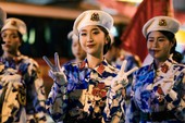 Gương mặt nhân vật nổi bật trong khung hình đen trắng