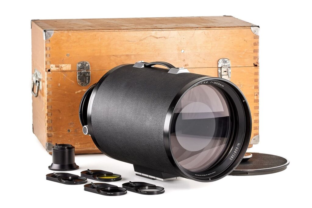 Contax Mirotar 1000mm f/5.6 được gắn trên thân máy Sony