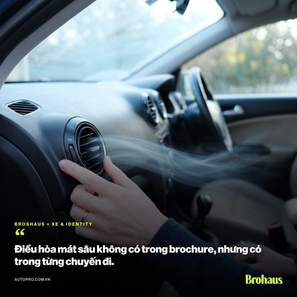 Khoang xe gia đình với hành khách ngồi ở hàng ghế sau