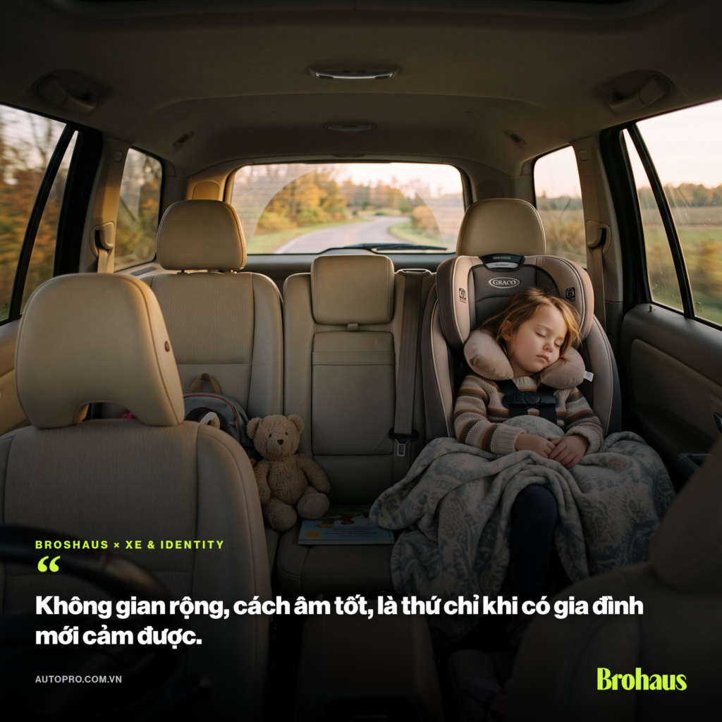Hành khách kiểm tra không gian nội thất ô tô tại đại lý