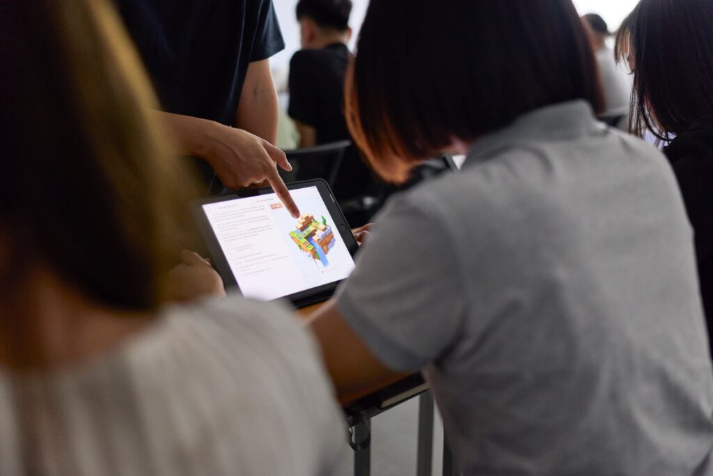 Đại diện Apple và Đại học Bách Khoa Hà Nội trong chương trình hợp tác