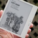 Boox Savi 7 đặt trên bàn với màn hình hiển thị trang sách