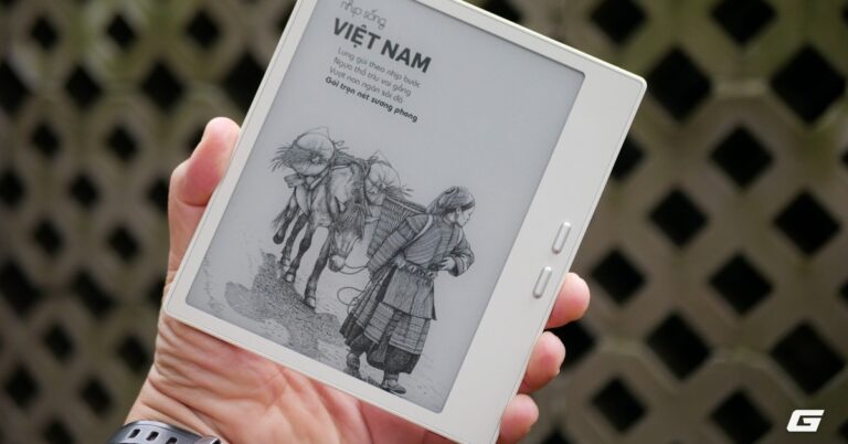 Boox Savi 7 đặt trên bàn với màn hình hiển thị trang sách