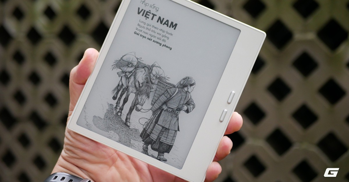 Boox Savi 7 đặt trên bàn với màn hình hiển thị trang sách