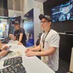 Khách tham dự theo dõi phần thảo luận về blockchain và tài sản số tại sự kiện công nghệ