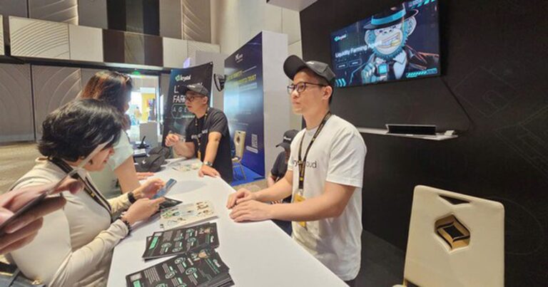 Khách tham dự theo dõi phần thảo luận về blockchain và tài sản số tại sự kiện công nghệ