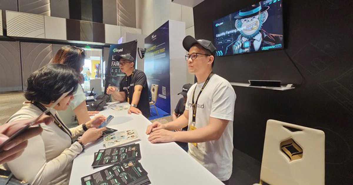 Khách tham dự theo dõi phần thảo luận về blockchain và tài sản số tại sự kiện công nghệ
