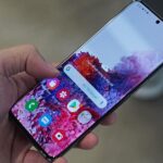 Điện thoại Android hiển thị màn hình ứng dụng và thông báo cập nhật