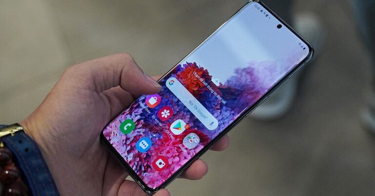Điện thoại Android hiển thị màn hình ứng dụng và thông báo cập nhật