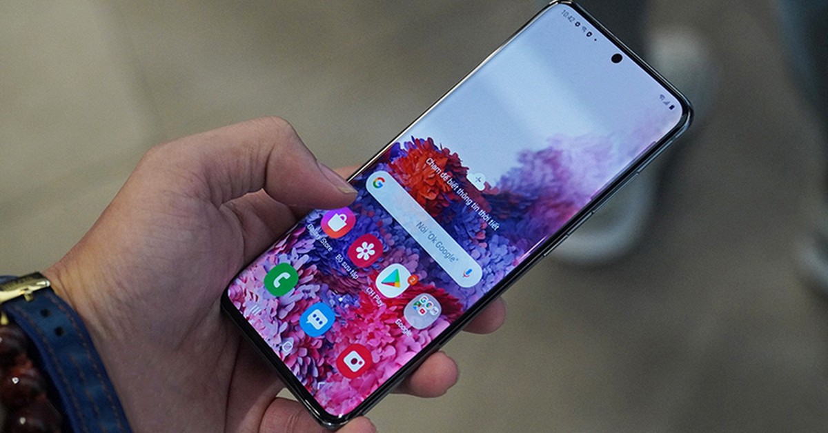 Điện thoại Android hiển thị màn hình ứng dụng và thông báo cập nhật