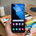 Điện thoại Android hiển thị kho ứng dụng chính thức để tải ứng dụng ngân hàng