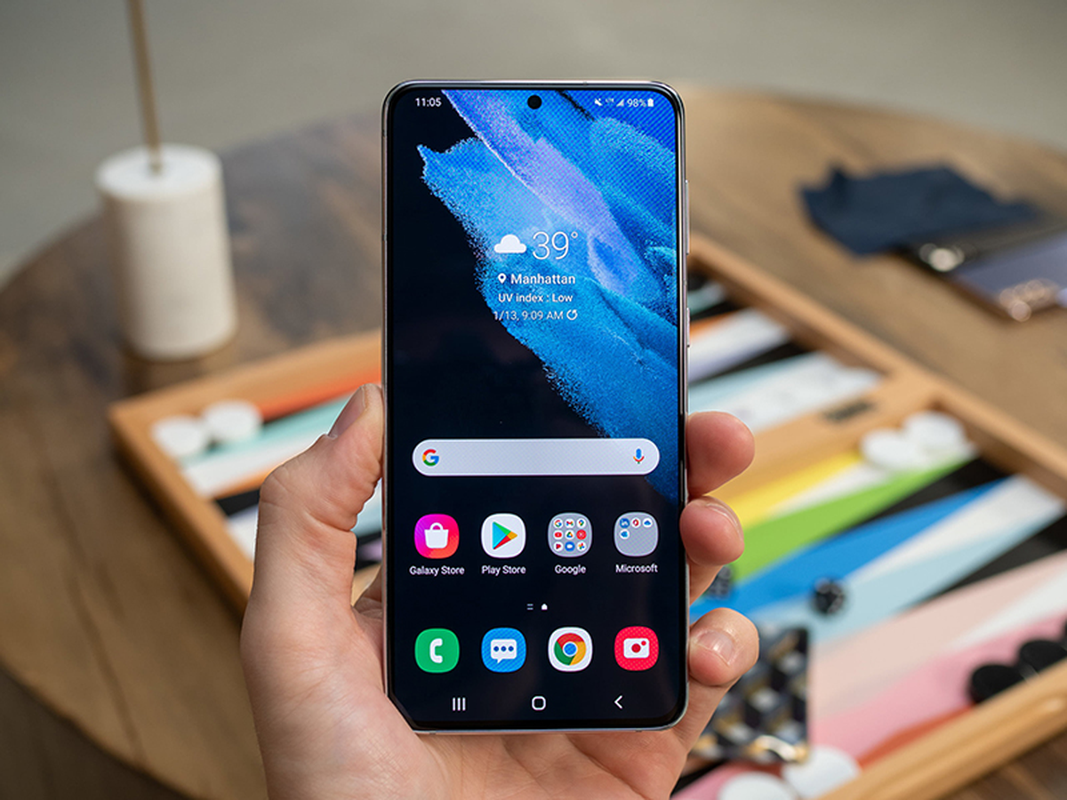 Điện thoại Android hiển thị kho ứng dụng chính thức để tải ứng dụng ngân hàng