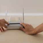 Router WiFi được đặt trực tiếp trên sàn nhà trong một góc phòng