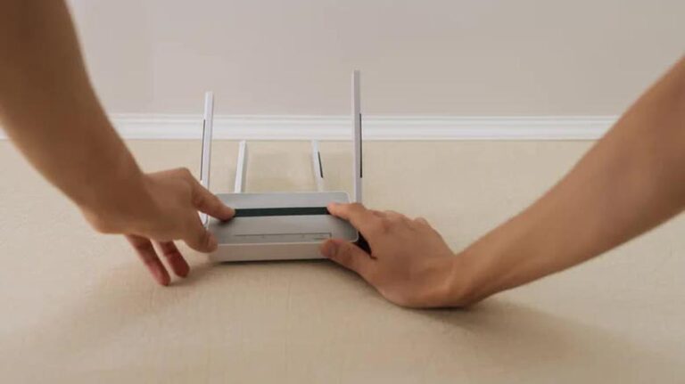 Router WiFi được đặt trực tiếp trên sàn nhà trong một góc phòng