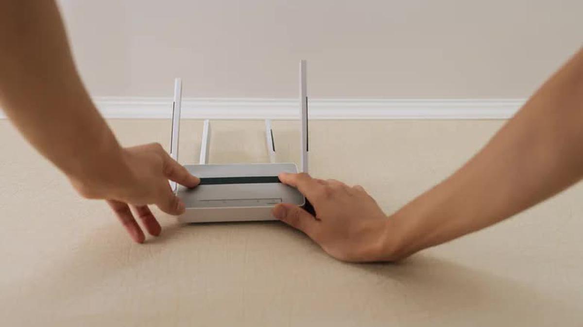 Router WiFi được đặt trực tiếp trên sàn nhà trong một góc phòng