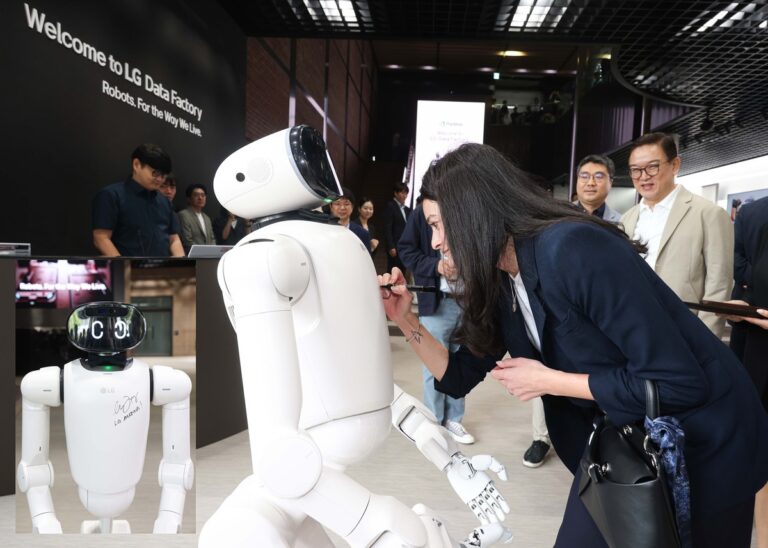 Lãnh đạo LG và NVIDIA trao đổi tại trung tâm dữ liệu robot ở Seoul