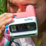 Ba mẫu camera lấy liền Polaroid theo chủ đề Pokémon được đặt cạnh nhau