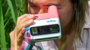 Ba mẫu camera lấy liền Polaroid theo chủ đề Pokémon được đặt cạnh nhau