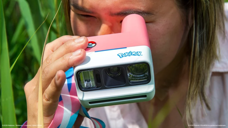 Ba mẫu camera lấy liền Polaroid theo chủ đề Pokémon được đặt cạnh nhau