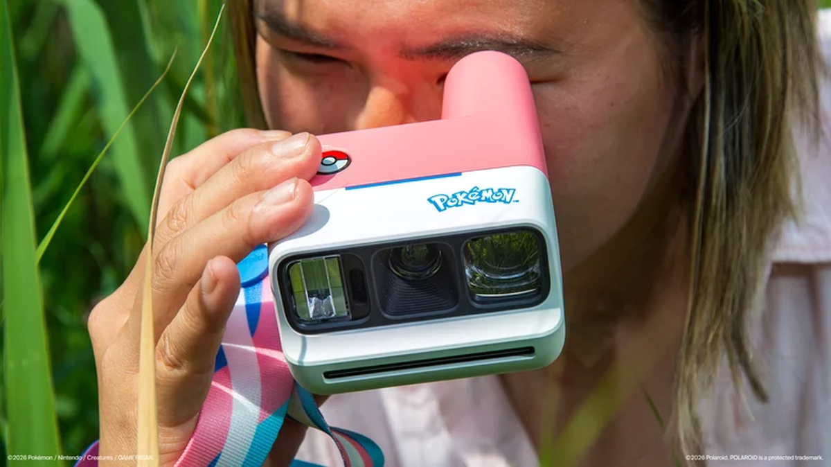 Ba mẫu camera lấy liền Polaroid theo chủ đề Pokémon được đặt cạnh nhau