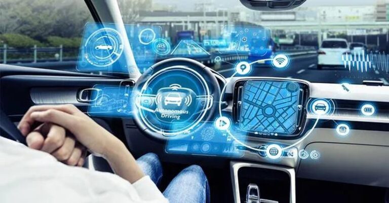 Màn hình trong khoang lái hiển thị chức năng hỗ trợ lái và thông tin vận hành