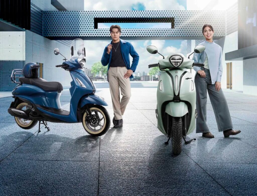 Yamaha Grand Filano Hybrid màu xanh đậm trong không gian trưng bày