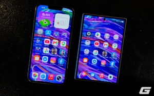 Điện thoại iPhone 13 Pro đặt cạnh Galaxy Z Fold8