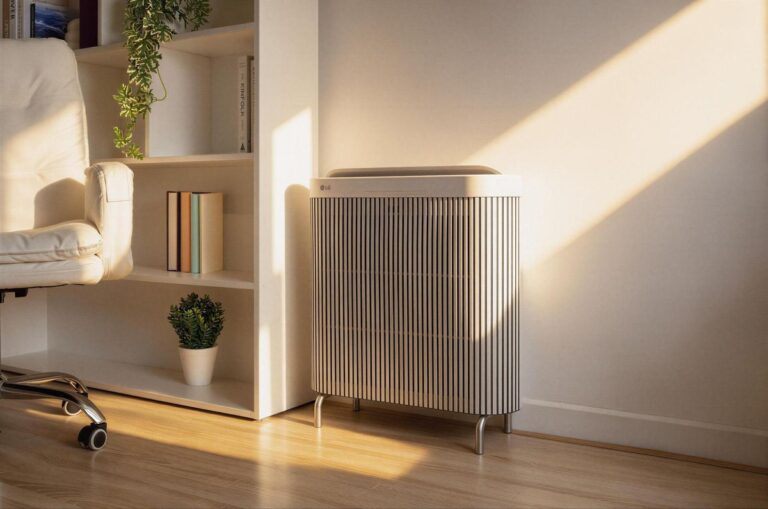 Máy lọc không khí LG PuriCare WallFit được đặt sát tường trong không gian sống