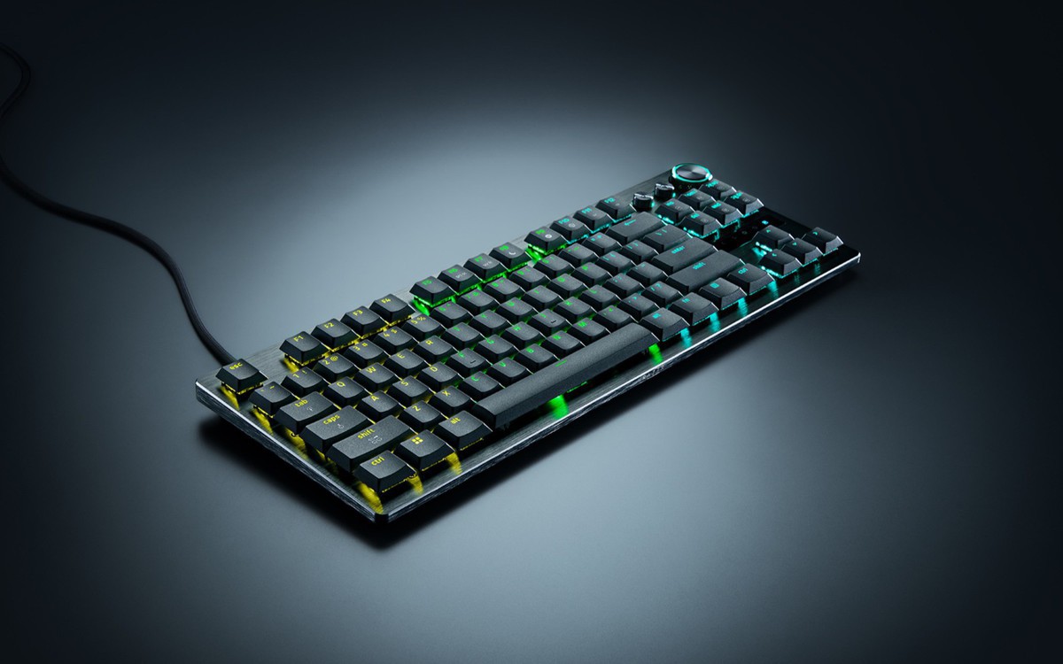 Razer Huntsman V3 Pro Low-Profile Tenkeyless 8KHz đặt trên mặt bàn