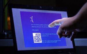 Màn hình máy tính hiển thị giao diện cập nhật Windows 11