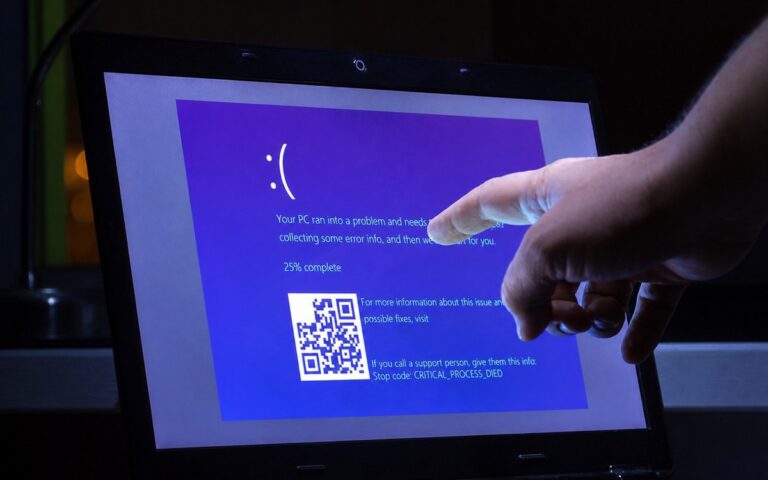 Màn hình máy tính hiển thị giao diện cập nhật Windows 11